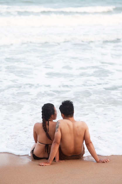 Free photo full shot romantic couple in vacation