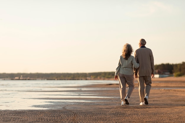 Free photo full shot senior couple at seaside