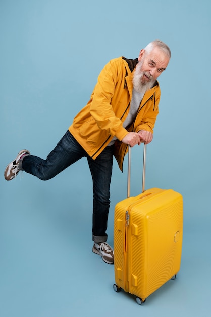 Free photo full shot senior man excited to travel