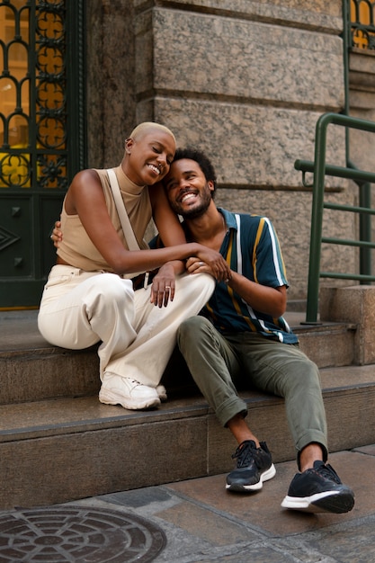 Free photo full shot smiley couple outdoors