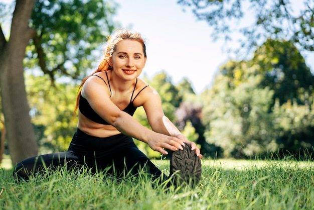 Free photo full shot smiley fit woman exercising