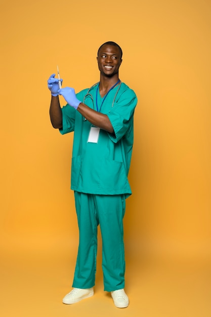 Free photo full shot smiley nurse with syringe