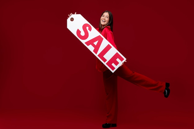 Free photo full shot smiley woman holding sale sign