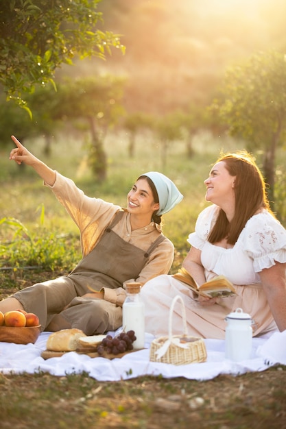 Free photo full shot smiley women at picnic