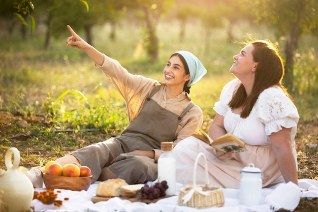 Free photo full shot smiley women at picnic