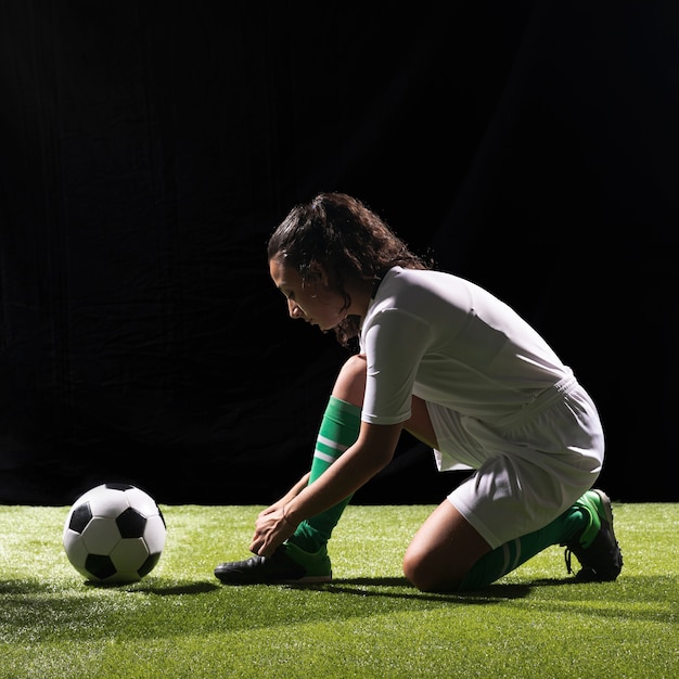 Free photo full shot sporty woman ready to play