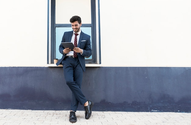 Free photo full shot standing man with his tablet