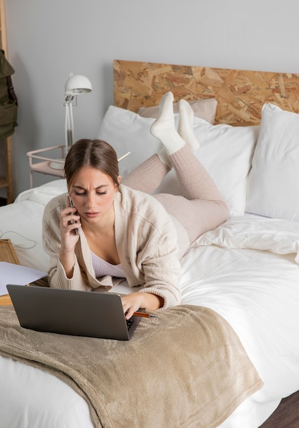 Full shot stressed woman talking on phone