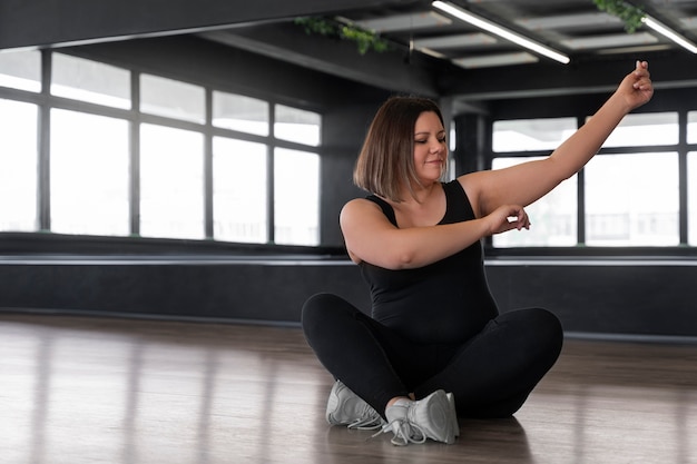 Free photo full shot woman dancing in studio