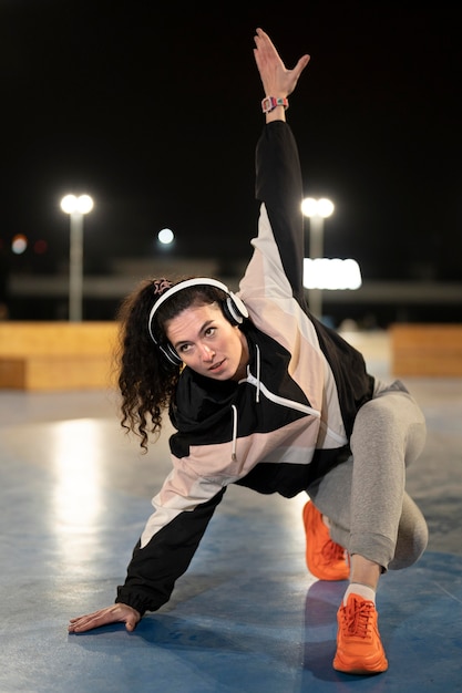 Free photo full shot woman doing sport outside