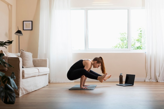 Full shot woman doing yoga