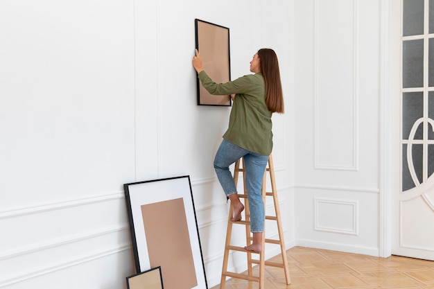 Full shot woman holding frame