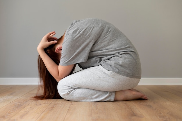 Free photo full shot woman laying on floor