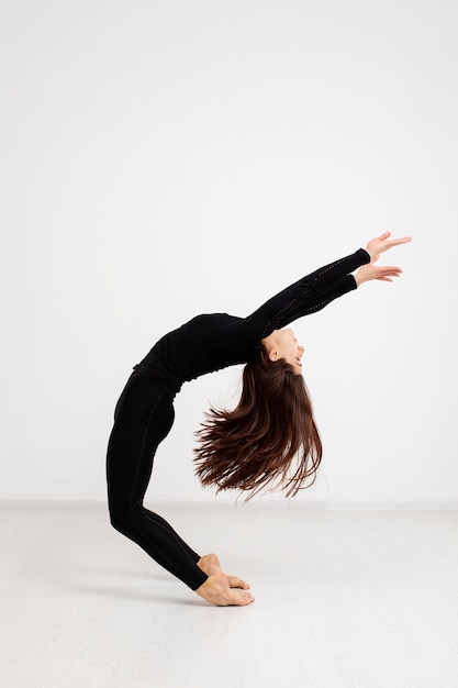 Free photo full shot woman performing ballet