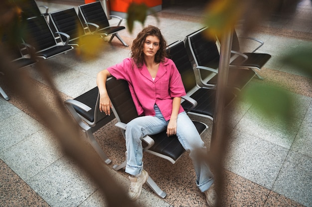 Free photo full shot woman posing on chair