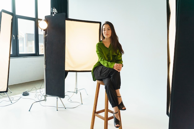 Free photo full shot woman posing in studio