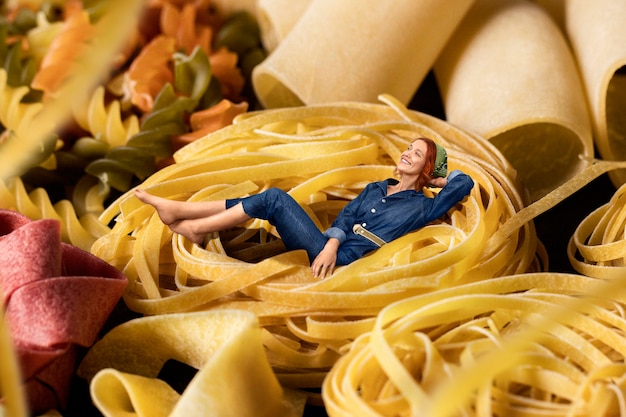 Free photo full shot woman posing with pasta