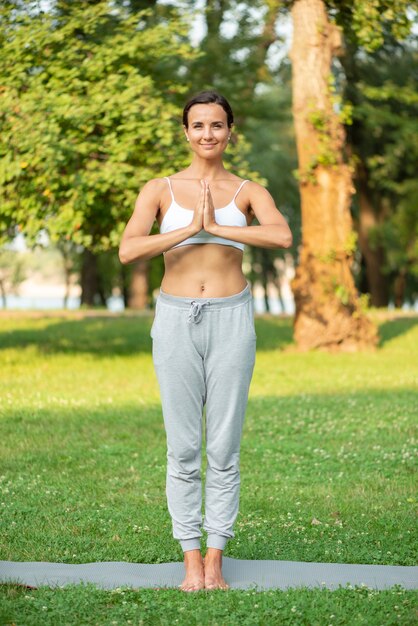 Full shot woman standing posture