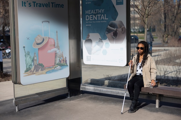 Free photo full shot woman waiting for the bus