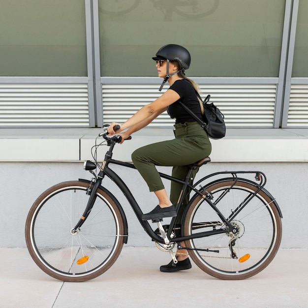 Free photo full shot woman wearing helmet