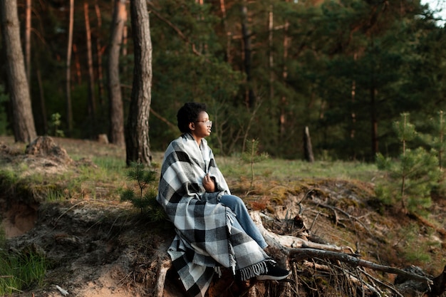 Free photo full shot woman with blanket