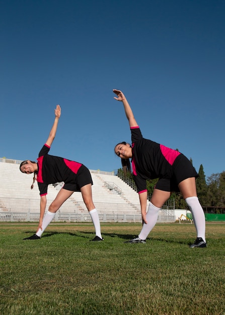 Full shot women football players on field