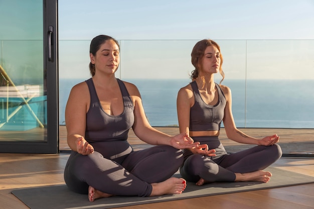 Free photo full shot women meditating together