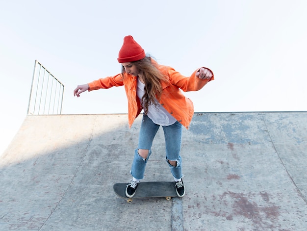 Full shot young girl on skate