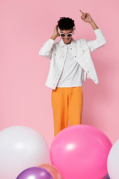 Full shot young man wearing sunglasses