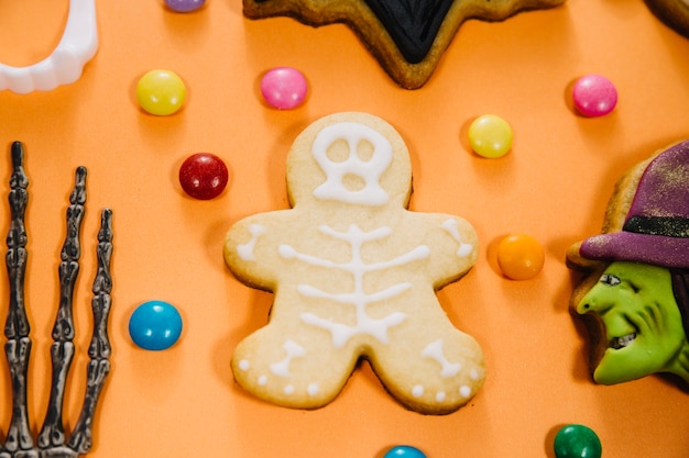 Free photo funny skeleton cookie