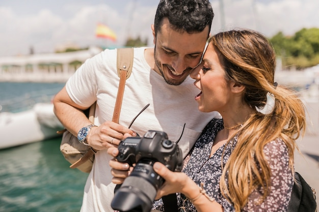 Free photo funny tourist young couple with slur camera