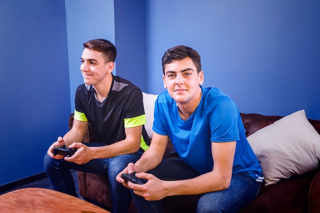 Free photo gamers with console on couch