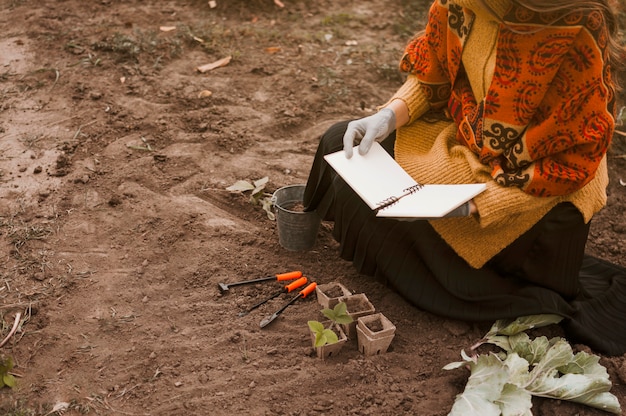 Free photo gardener reading