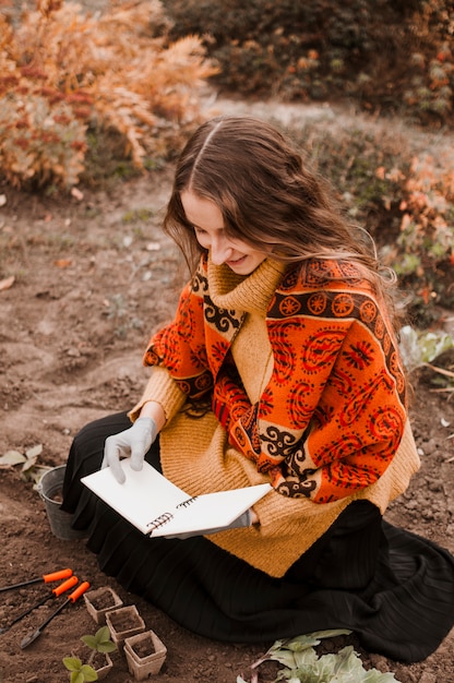 Free Photo gardener reading