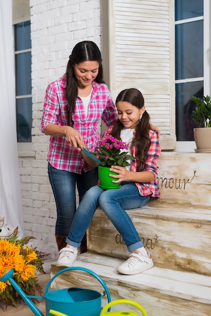 Free photo gardening concept with mother and daughter