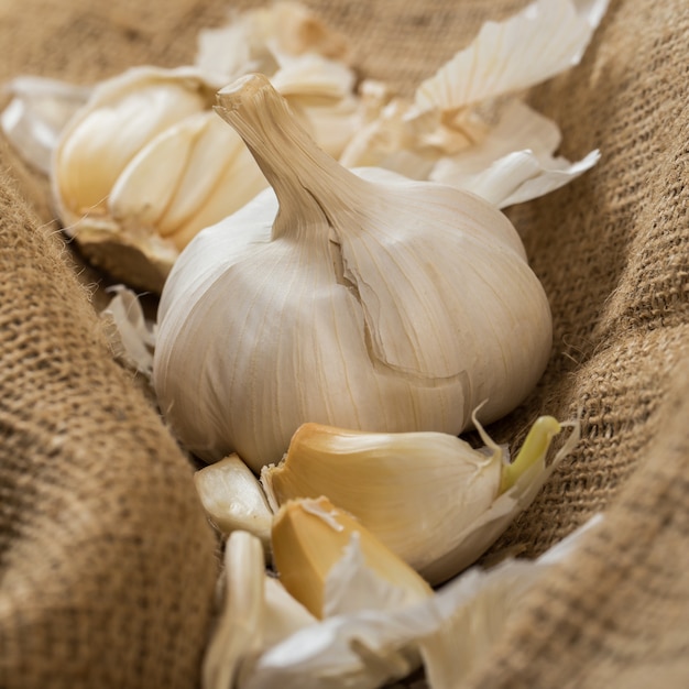 Free photo garlic on blanket