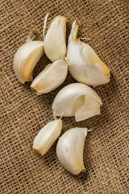 Free Photo garlic on blanket