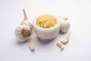 Free photo garlic paste or lahsun puree with raw whole, isolated over white background. selective focus