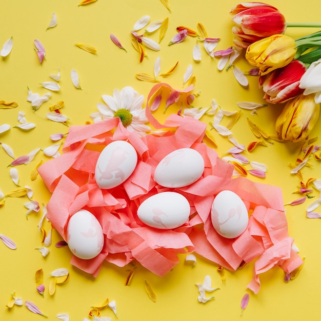 Free photo gentle flowers and easter eggs