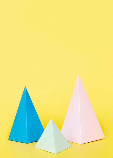 Free photo geometric paper objects on desk