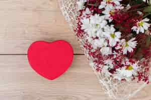 Free photo gift box in heart shape with flowers bouquet