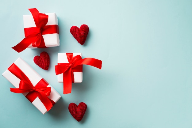 Free Photo gift boxes and knitted hearts