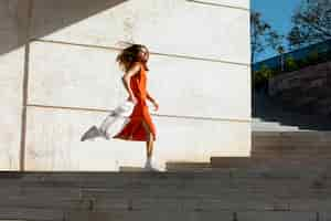 Free photo ginger woman in a clean urban environment