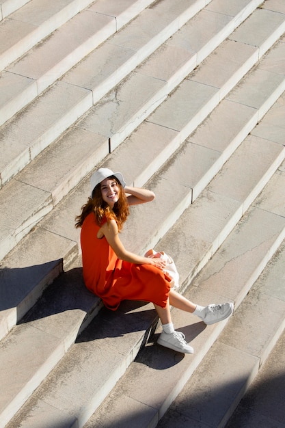 Free photo ginger woman in a clean urban environment