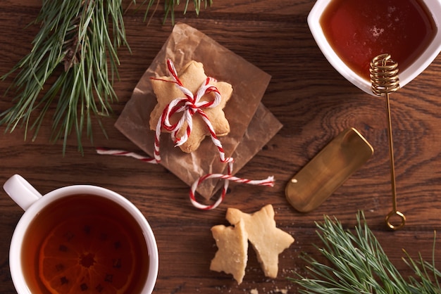 Free photo gingerbread cookies and hot tea with lemon and honey