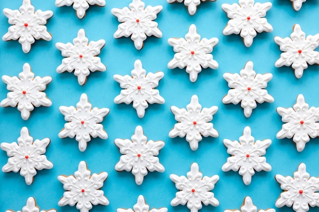 Free photo gingerbread in the form of snowflakes on a blue background