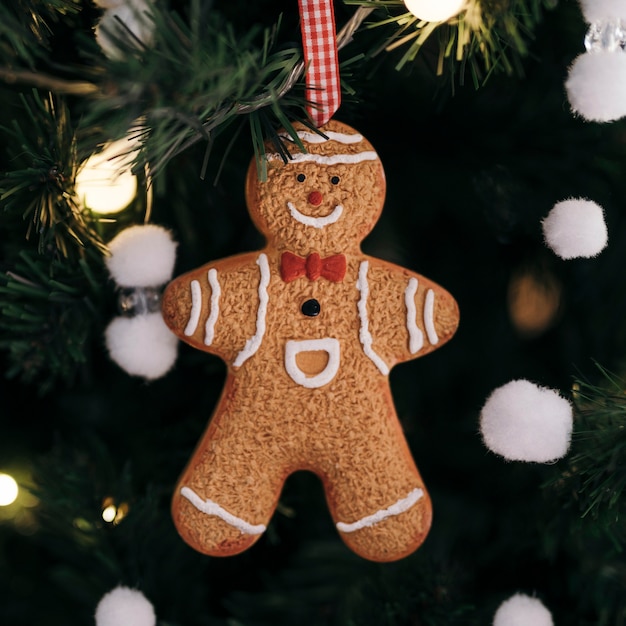 Free Photo gingerbread man ornament on christmas tree