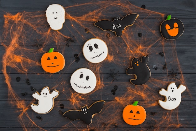 Free Photo gingerbread with gossamer effects and decorating spiders 