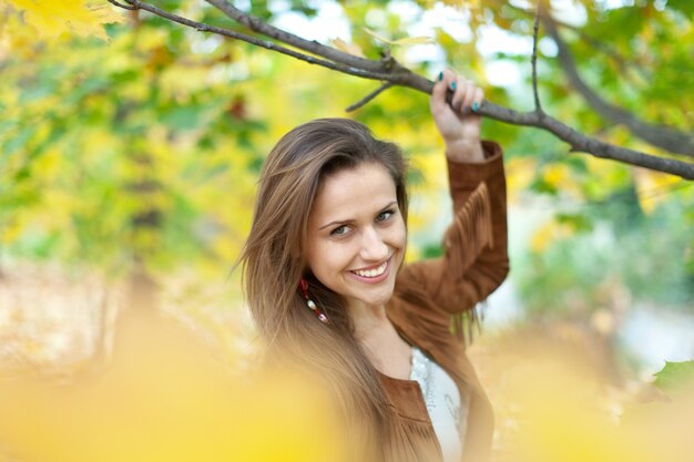 girl at autumn park