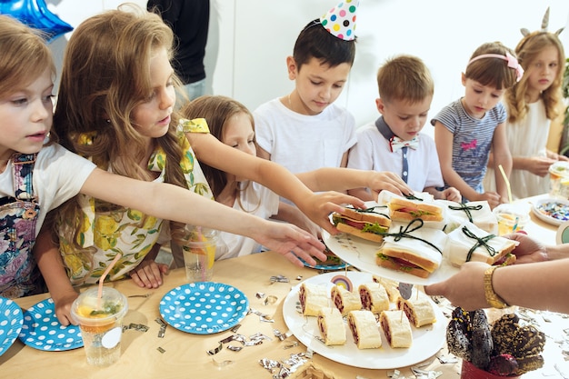 Free photo girl birthday decorations. table setting with cakes, drinks and party gadgets.